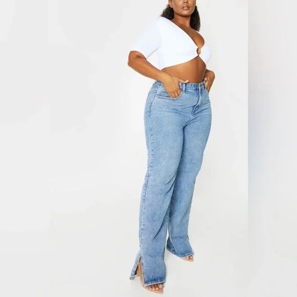 NEW PrettyLittleThing Plus Light Wash Split Hem Jeans Sz 18 - Picture 1 of 9